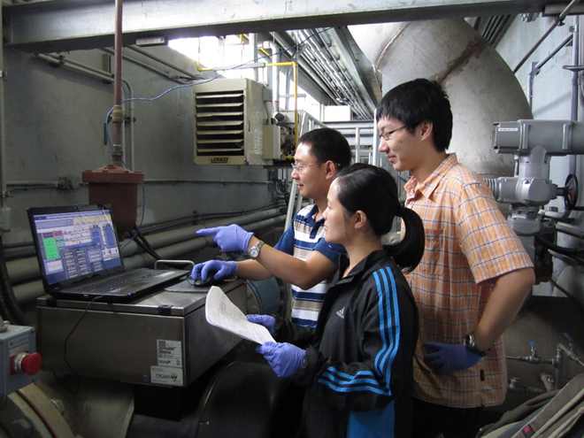 DWRG Members at Plant looking at laptop with test results